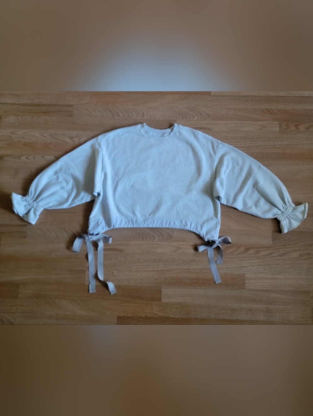 Maeve Light Gray Tie-Hem Cropped Sweatshirt with Balloon Sleeves